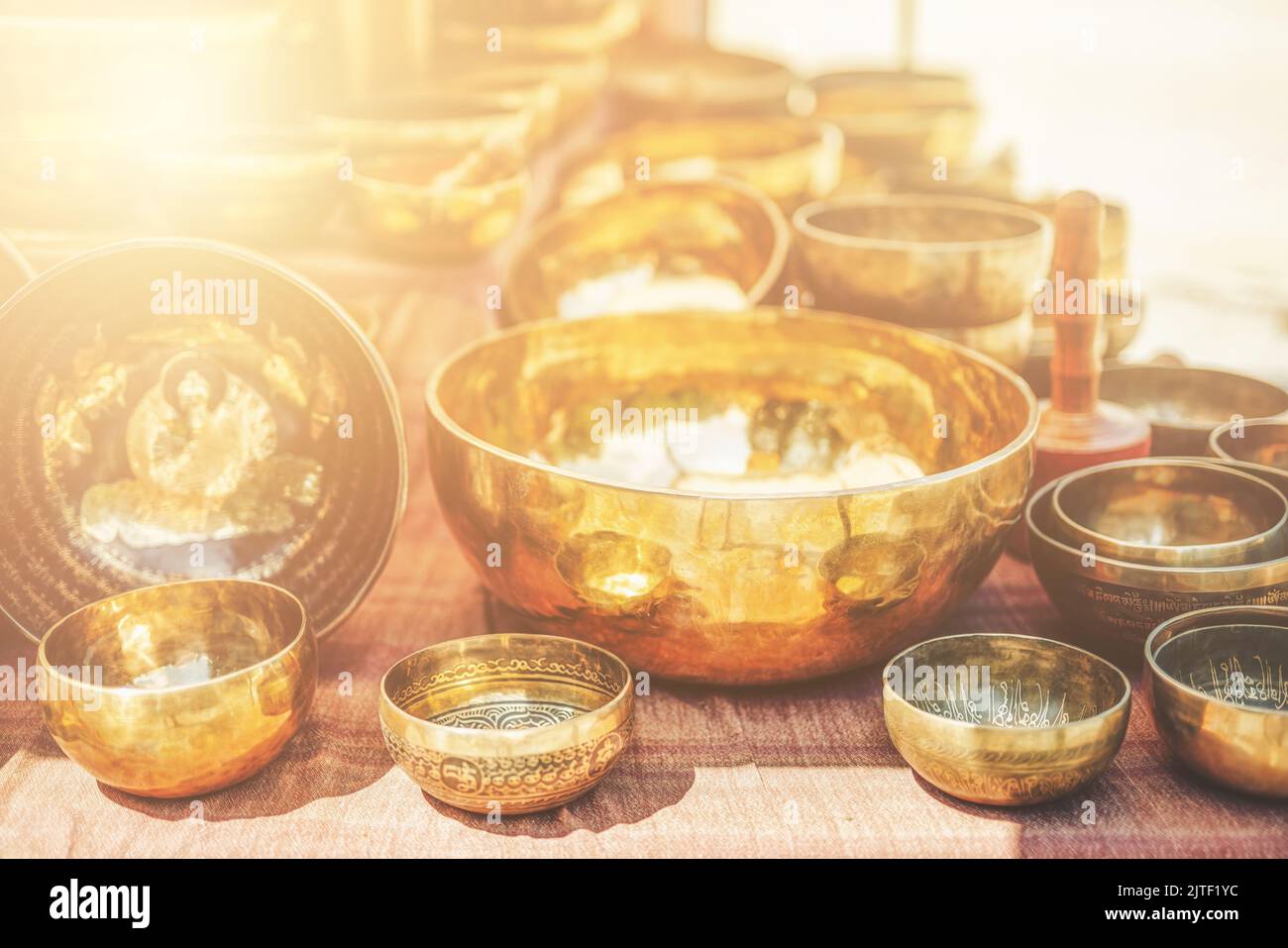 Schöne tibetische Schüssel bereit für meditative Musik. Stockfoto