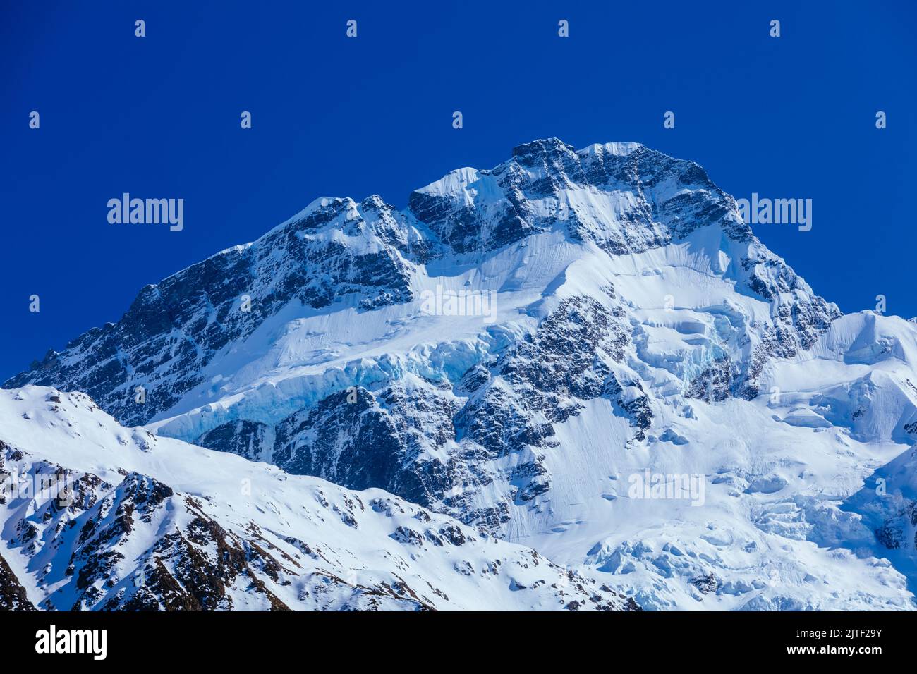 Der schneebedeckte Gipfel des Mount Cook wurde vom Hooker Valley Track in Neuseeland aus fotografiert Stockfoto