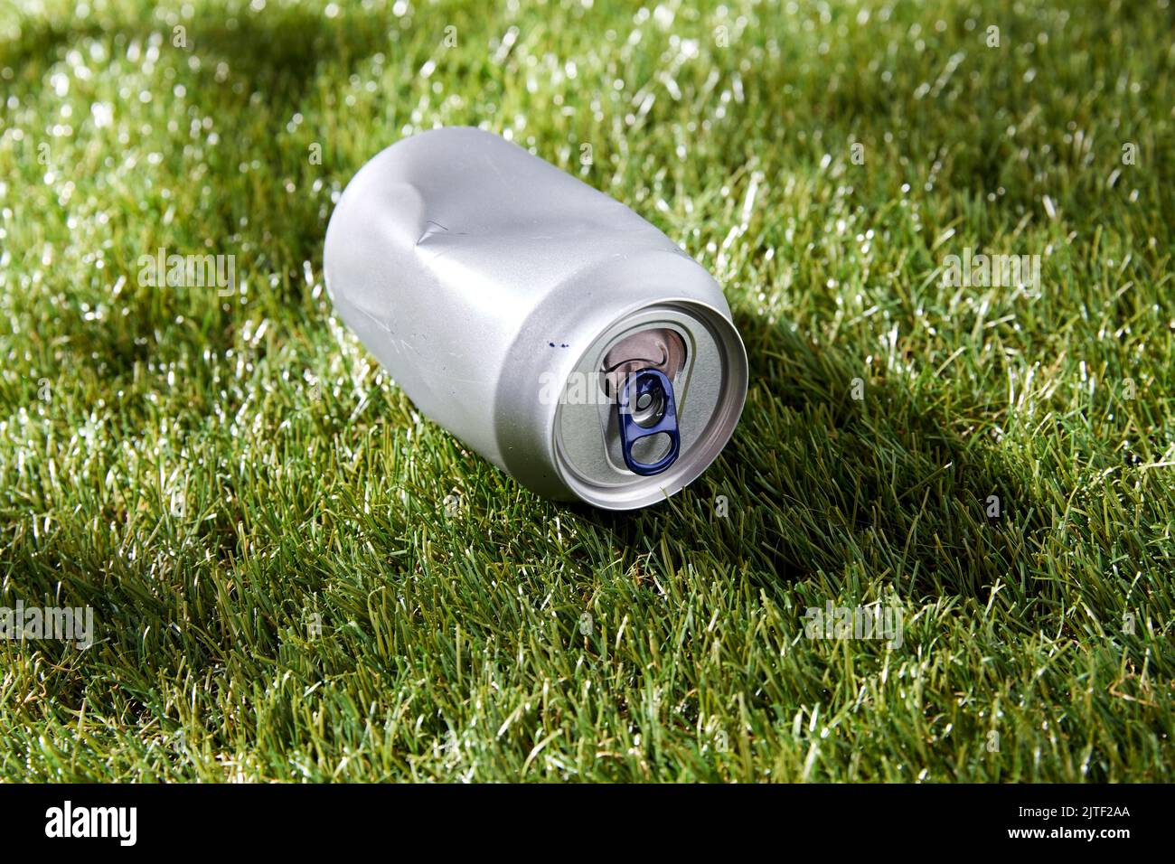 Nahaufnahme einer leeren gebrauchten Blechdose auf Gras Stockfoto