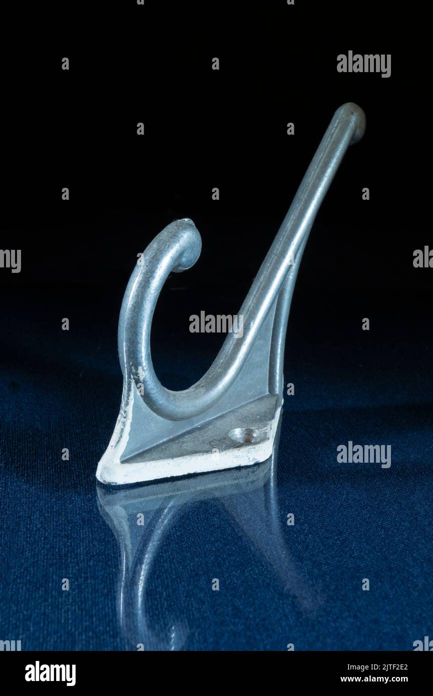 Ein altes Objekt in Nahaufnahme auf schwarzem Hintergrund. Ein Gerät zur Aufbewahrung von Kleidung Stockfoto