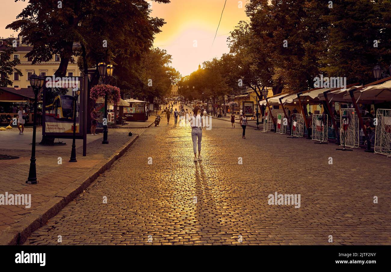 Zentrale Straße Deribasowskaja im Sommer zur goldenen Stunde. Odessa, Ukraine Stockfoto