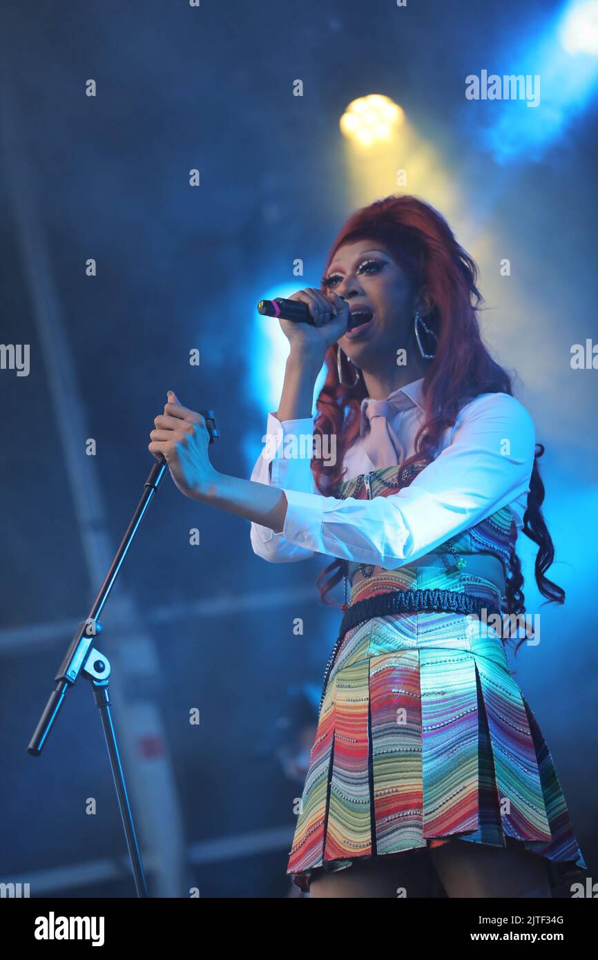 TIA Kofi ist ein britischer Drag-Performer und einer der Teilnehmer des RuPaul's Drag Race UK in der Saison 2. Stockfoto