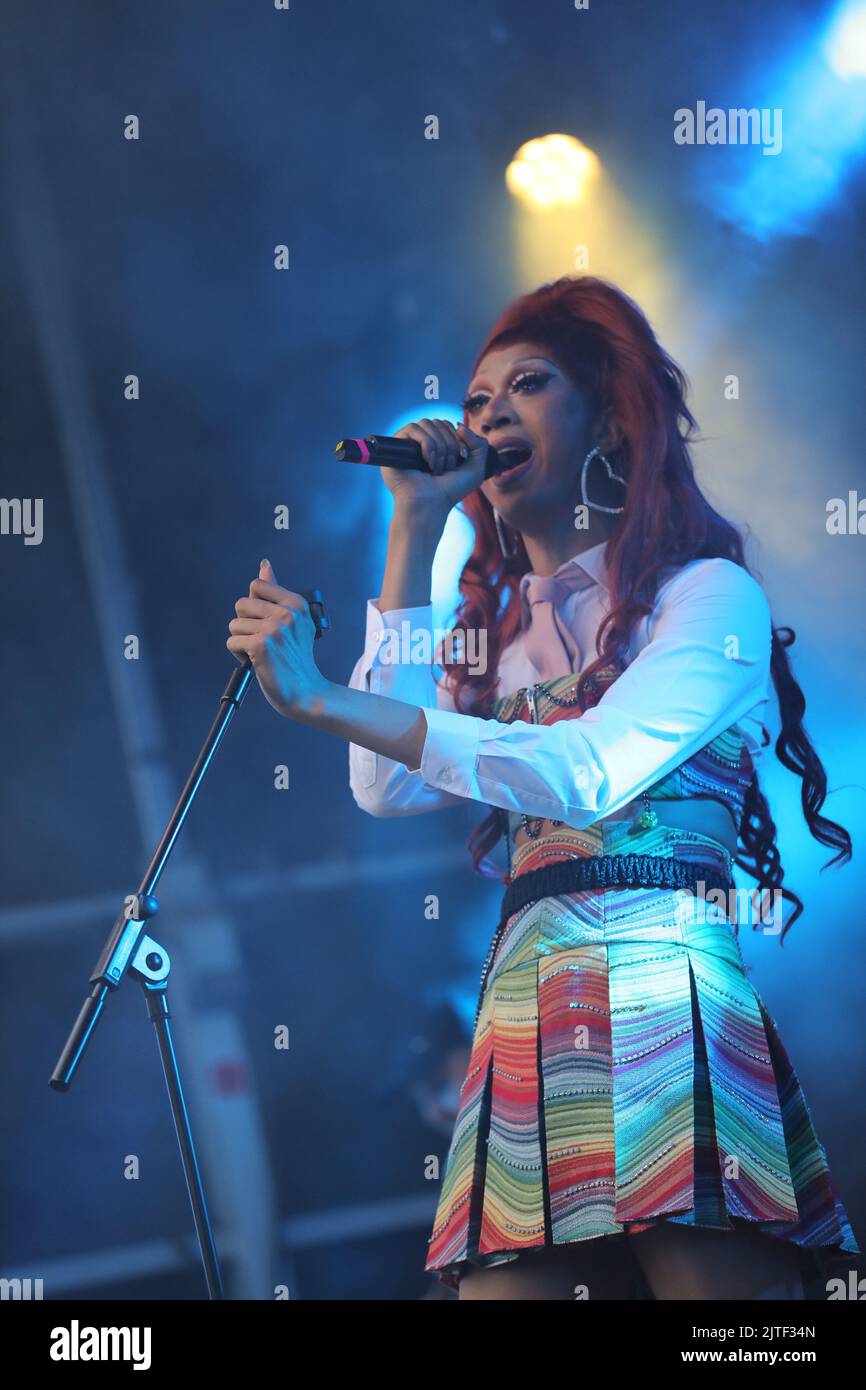 TIA Kofi ist ein britischer Drag-Performer und einer der Teilnehmer des RuPaul's Drag Race UK in der Saison 2. Stockfoto