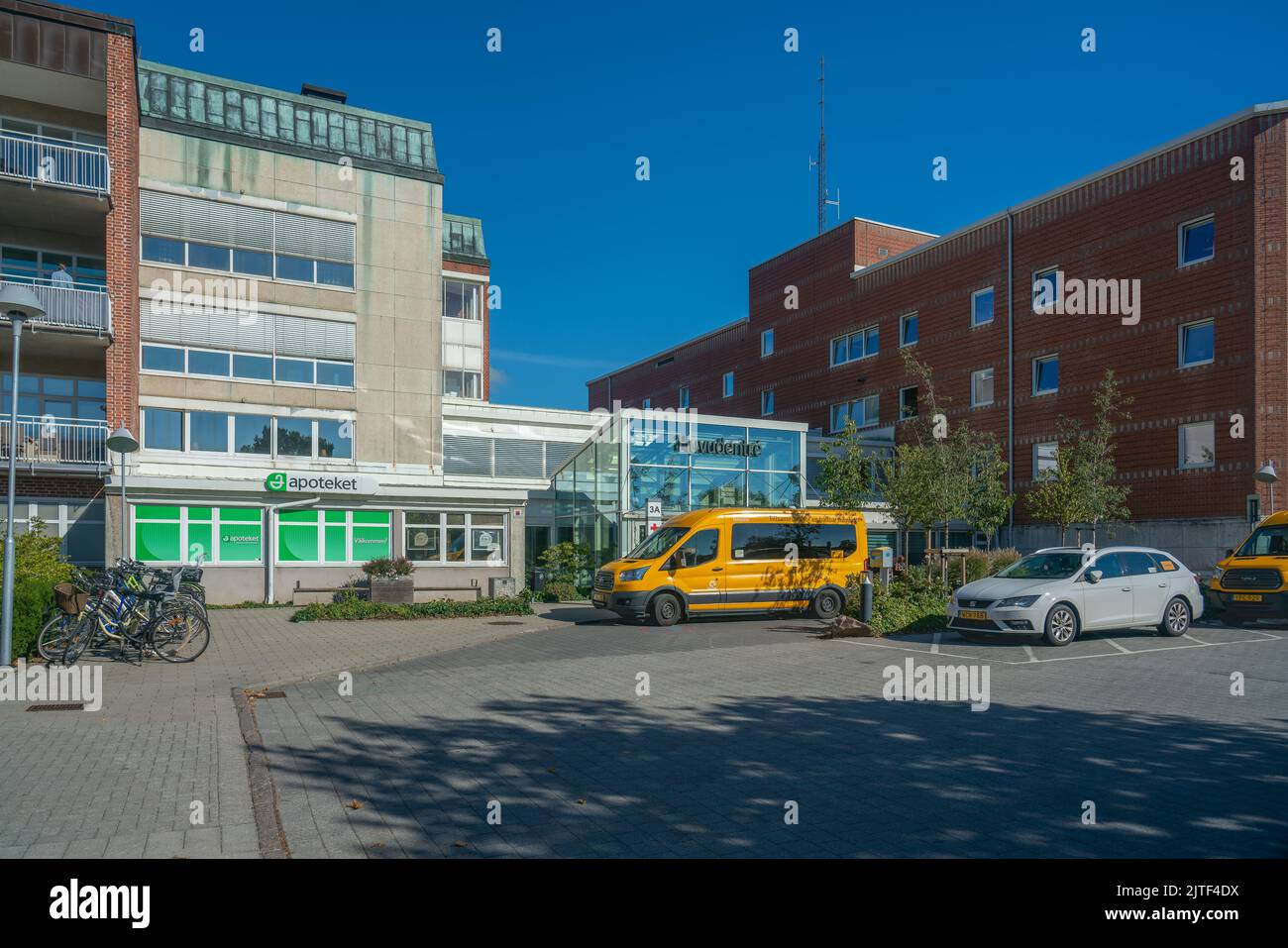 Ystad, Schweden - 24, Aug 2022: Hauptgebäude und Eingang zum Krankenhaus mit einem Transporter, der vor dem Hotel geparkt ist Stockfoto