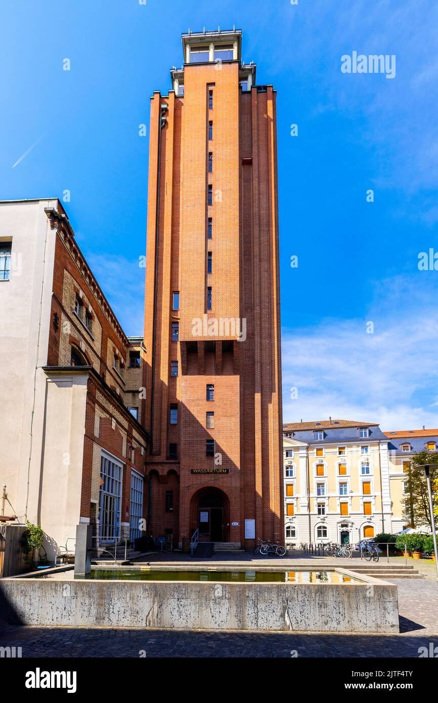 Wasserturm in Basel, Schweiz. Das alte Brauereigebäude Warteck nach der Renovierung wird nun für viele Zwecke genutzt. Werkraum steht für das Koop Stockfoto