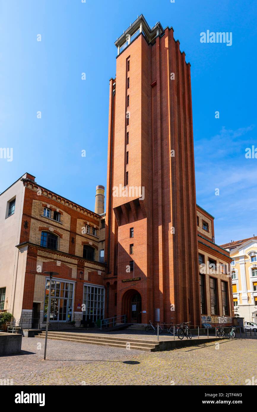 Wasserturm in Basel, Schweiz. Das alte Brauereigebäude Warteck nach der Renovierung wird nun für viele Zwecke genutzt. Werkraum steht für das Koop Stockfoto