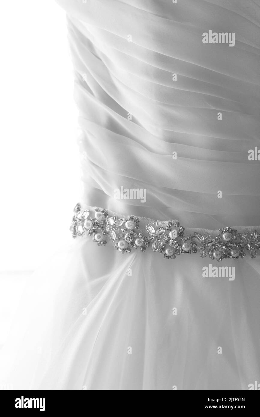 Nahaufnahme von Perle und Diamant Gürtel auf weißem Hochzeitskleid. Stockfoto