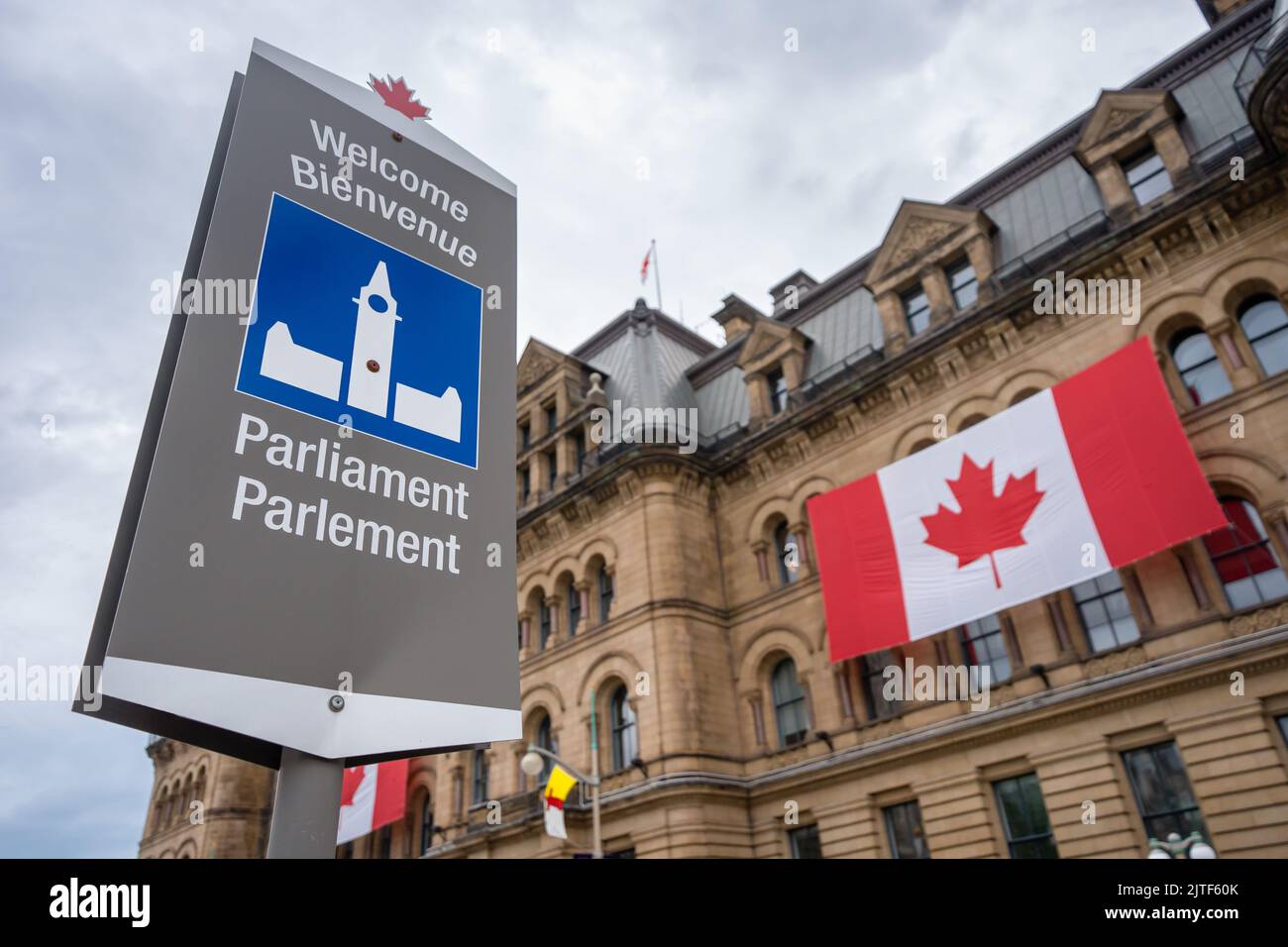 Ein Willkommensschild begrüßt die Besucher des Parliament Hill in Ottawa, Kanada, mit dem Büro des Premierministers sichtbar. Stockfoto