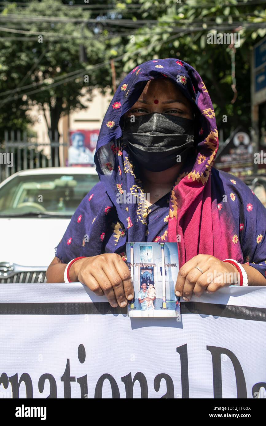 Dhaka, Bangladesch. 30. August 2022. Eine Frau hält ein Bild ihres verschwundenen Mannes während des Internationalen Tages der Opfer gewaltsamen Verschwindens. Angehörige der Opfer gewaltsamen Verschwindens haben die Rückkehr ihrer Angehörigen gefordert. Die soziale Organisation „Mayer Dak“ organisierte diese Veranstaltung anlässlich des Internationalen Tages der Verschwundenen. Kredit: SOPA Images Limited/Alamy Live Nachrichten Stockfoto