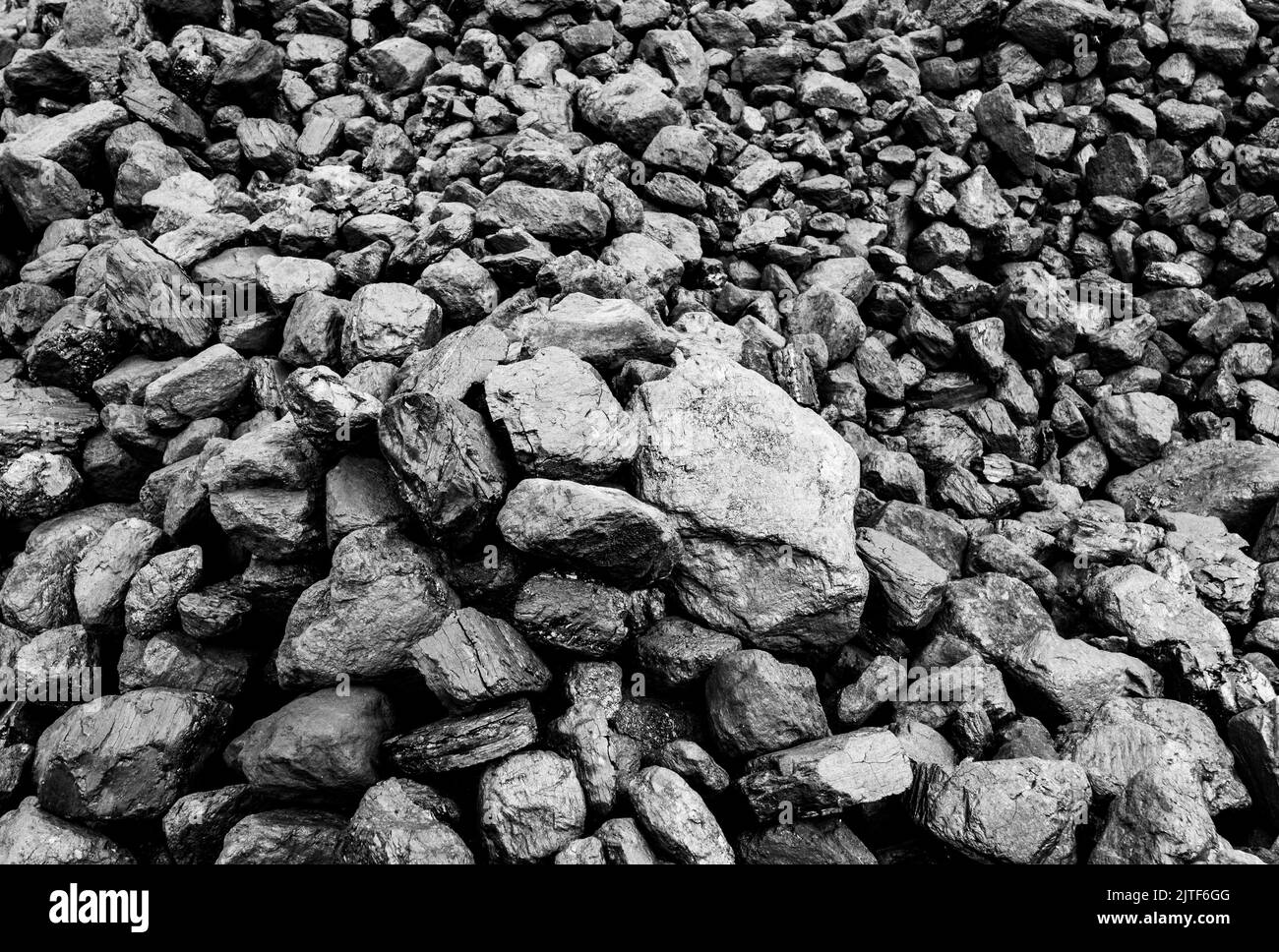 Ein Haufen Kohle in einem Eisenbahnumlaufhof. Stockfoto