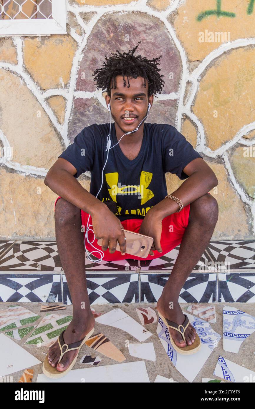 BERBERA, SOMALILAND - 14. APRIL 2019: Lokaler Mann mit Ohrhörern in Berbera, Somaliland Stockfoto