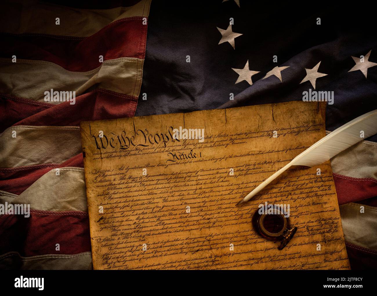 Original amerikanische Flagge mit 13 Sternen und Unabhängigkeitserklärung sowie Tintenflasche mit Füllfederhalter Stockfoto