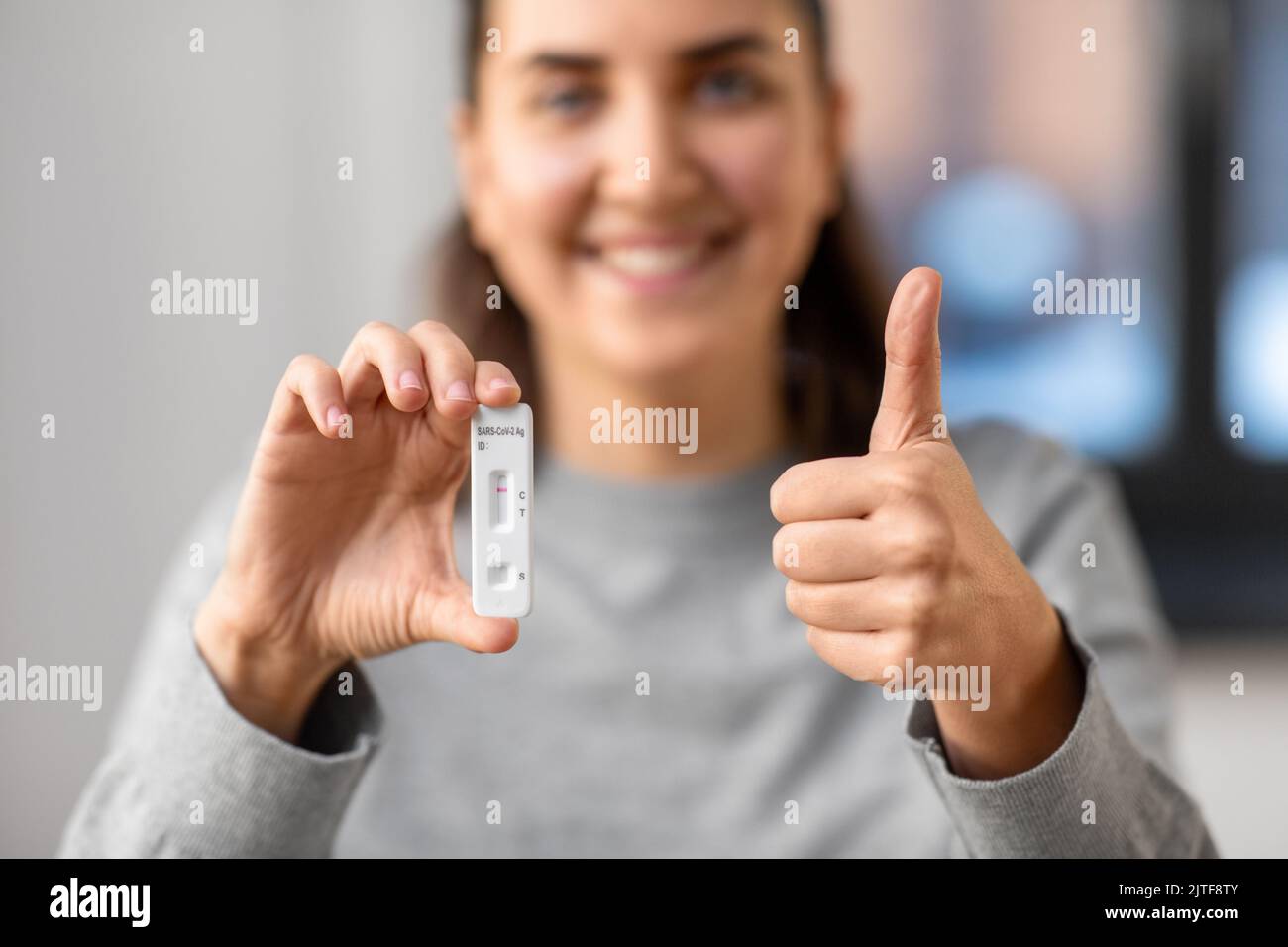 Nahaufnahme einer Frau mit negativem Coronavirus-Test Stockfoto