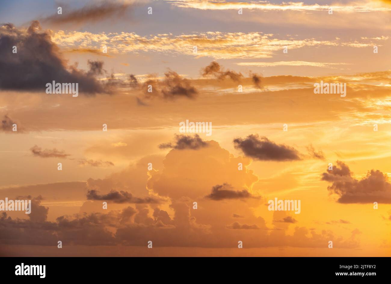 Goldene Wolken bei Sonnenaufgang Stockfoto