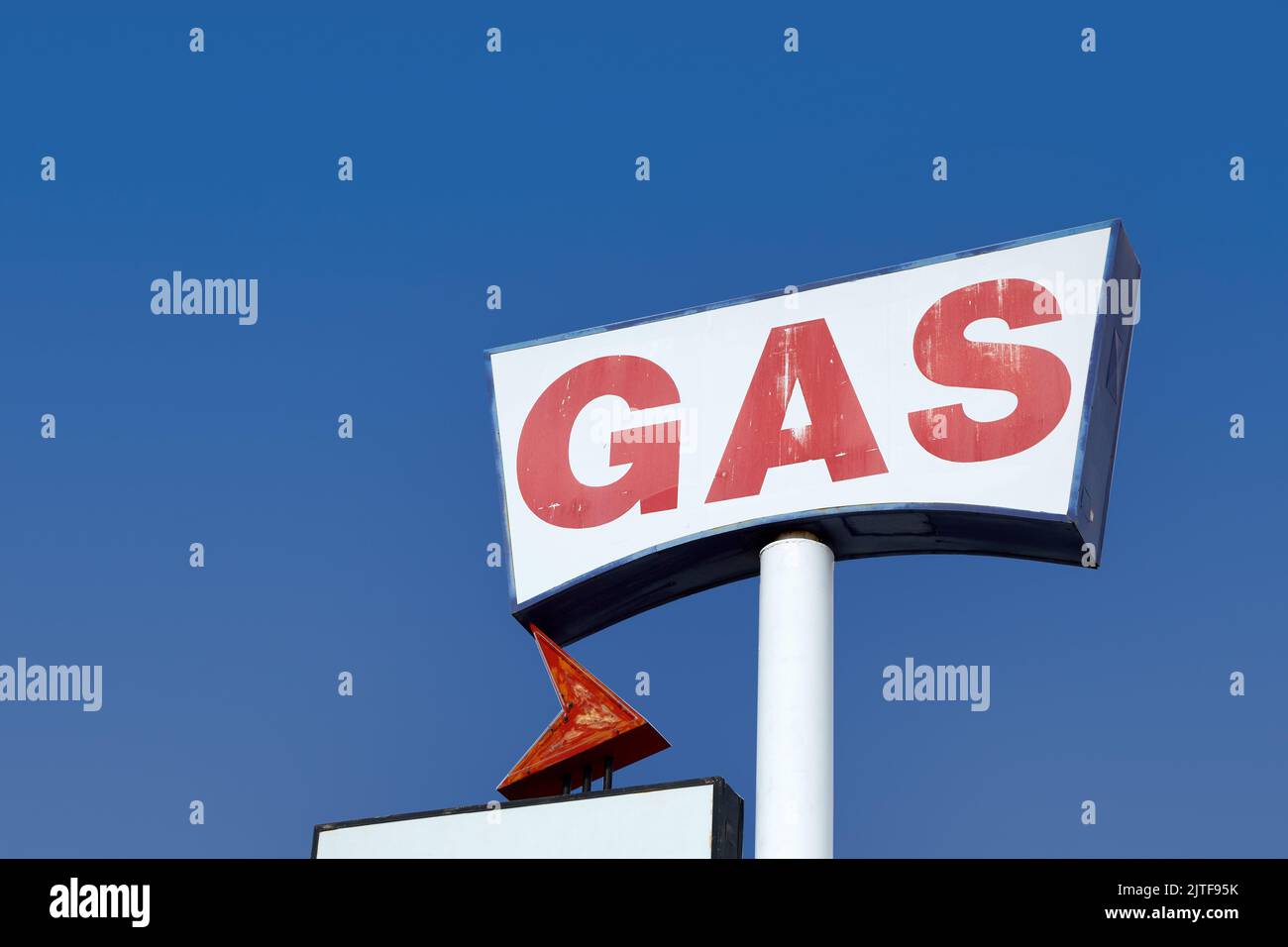 Niedriger Winkel mit Blick auf Oldtimer-Tankstelle, Schild am Himmel Stockfoto