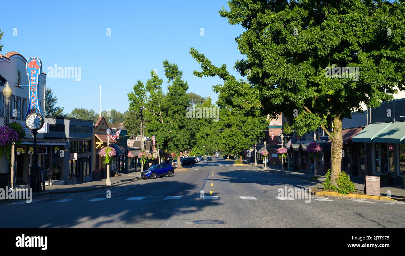Snohomish, WA, USA - 29. August 2022; Frühsommer-Morgenansicht entlang der 1. Street in Snohomish Washington Stockfoto