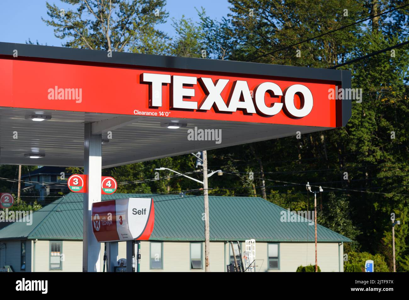 Snohomish, WA, USA - 29. August 2022; Markise für Texaco-Tankstelle mit Namen und SB-Pumpe Stockfoto