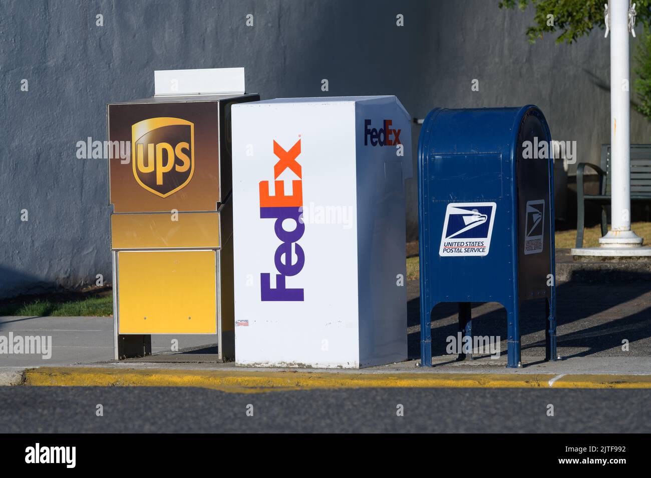 Snohomish, WA, USA - 29. August 2022; Reihe von Drop-Boxen für UPS, FedEx und United States Postal Service mit Marke und Logo an der Bordwand Stockfoto