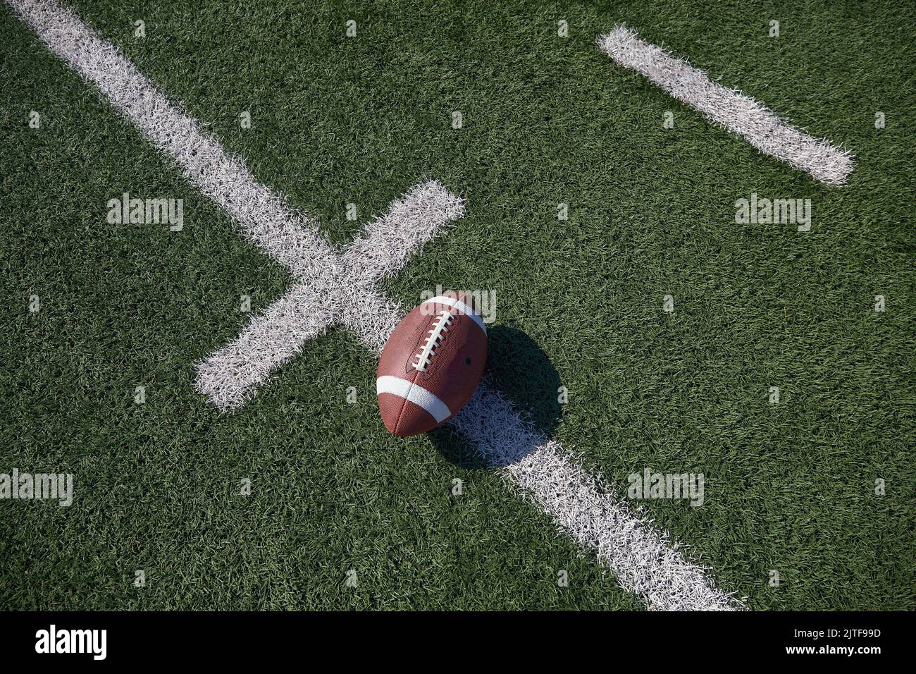 Blick von oben auf den American Football Ball auf dem Feld Stockfoto