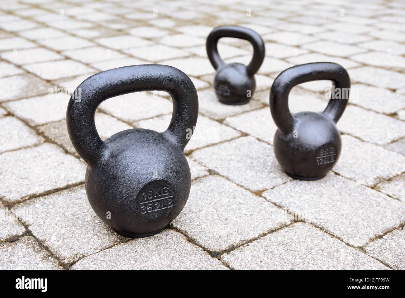 Kettlebells auf dem Bürgersteig Stockfoto