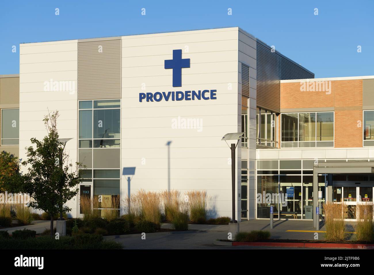 Monroe, WA, USA - 29. August 2022; Providnce Gesundheitsstandort in Monroe Washington mit blauem Schild und Kreuz Stockfoto