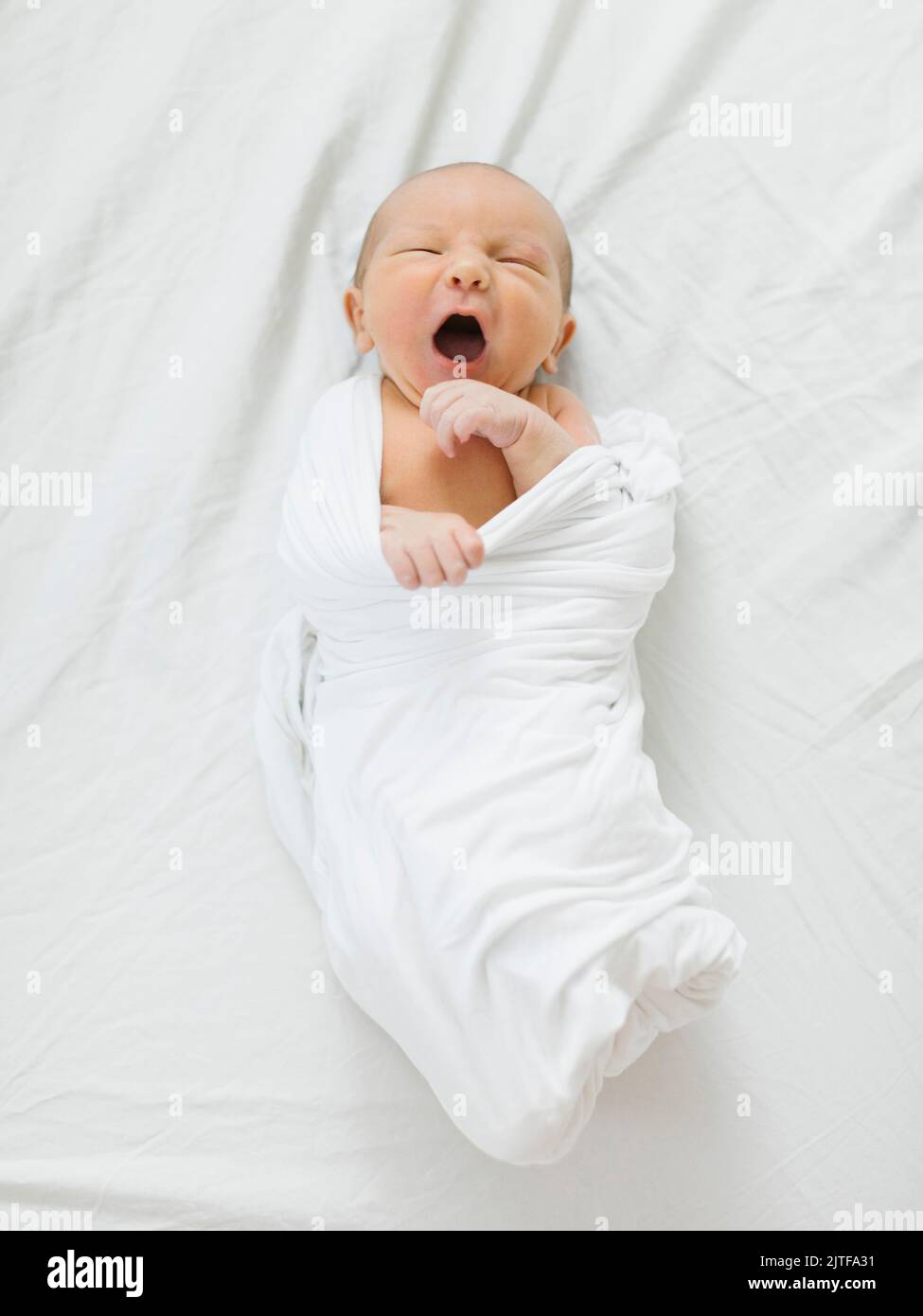 Gähnender Junge (0-1 Monate) Stockfoto