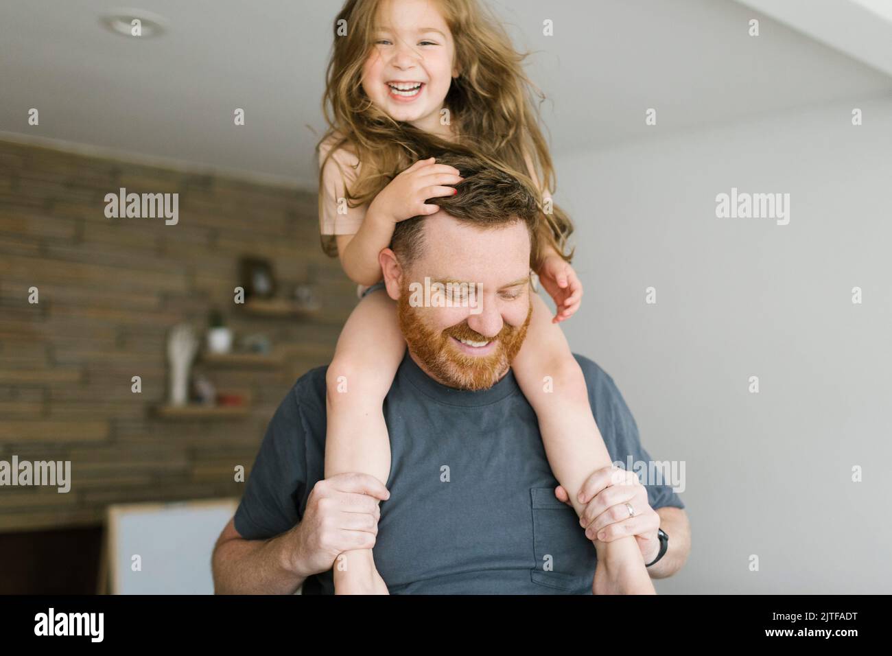 Vater mit Tochter (2-3) auf den Schultern Stockfoto