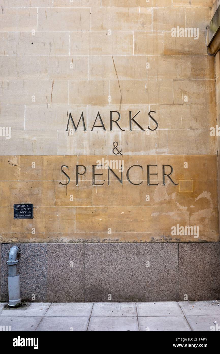 Marks and Spencer Ladenschild in Stein gemeißelt, Bath, Großbritannien (Aug22) Stockfoto