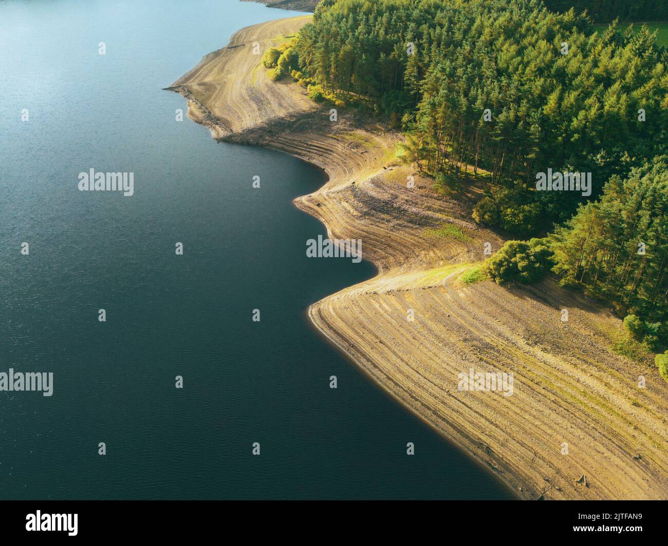 Luftaufnahme des Thruscross Reservoirs und des Woodland Stockfoto