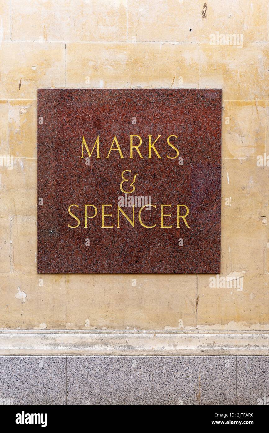 Marks and Spencer Shop Sign, Bath, Großbritannien (Aug22) Stockfoto