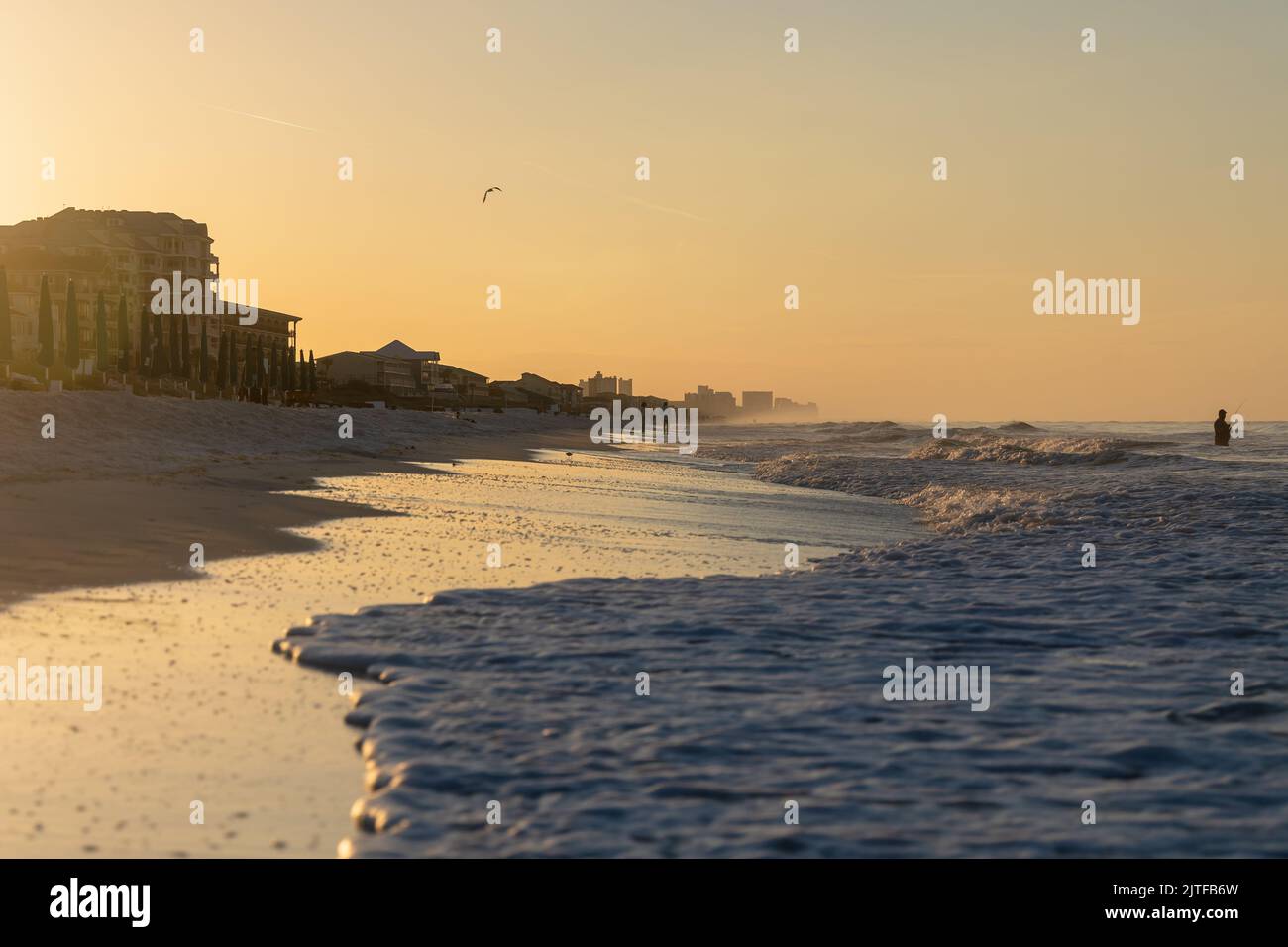 Sonnenaufgang über dem Strand in Destin, Florida Stockfoto