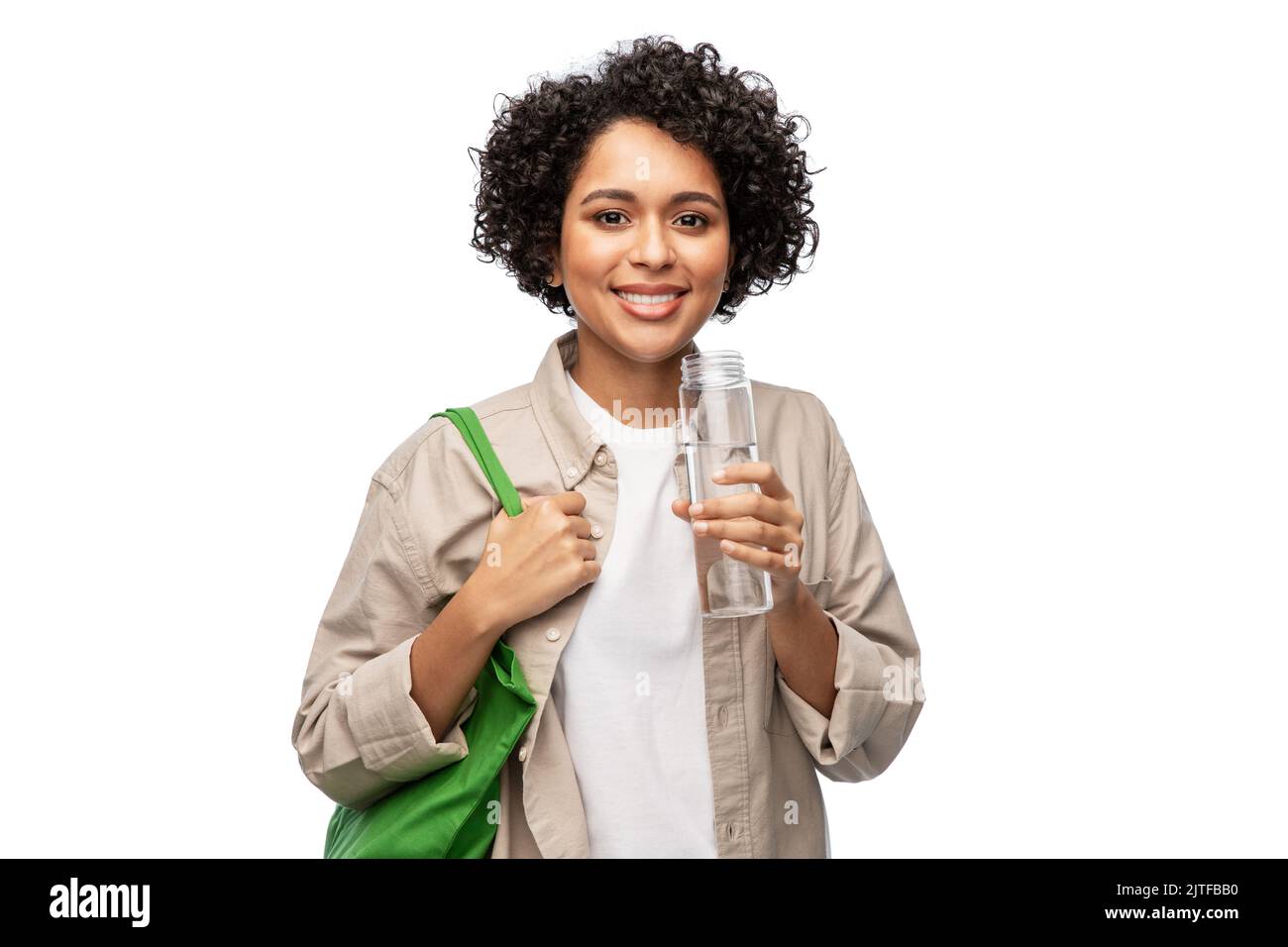 Glückliche Frau mit Wasser in Glasflasche und Shopper Stockfoto