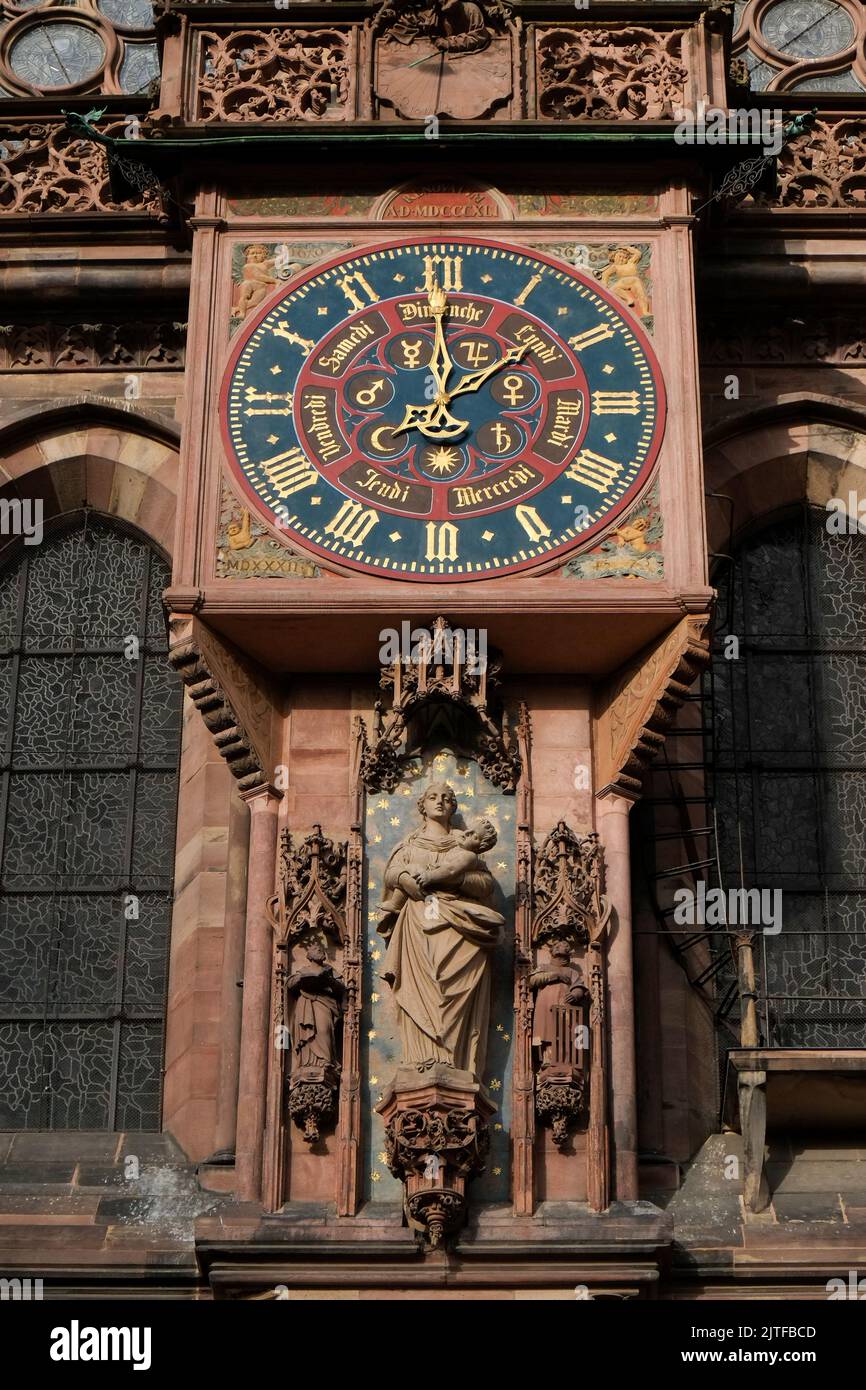 Frankreich, Straßburg, Uhr an der Fassade der Kathedrale Notre Dame von Straßburg Stockfoto