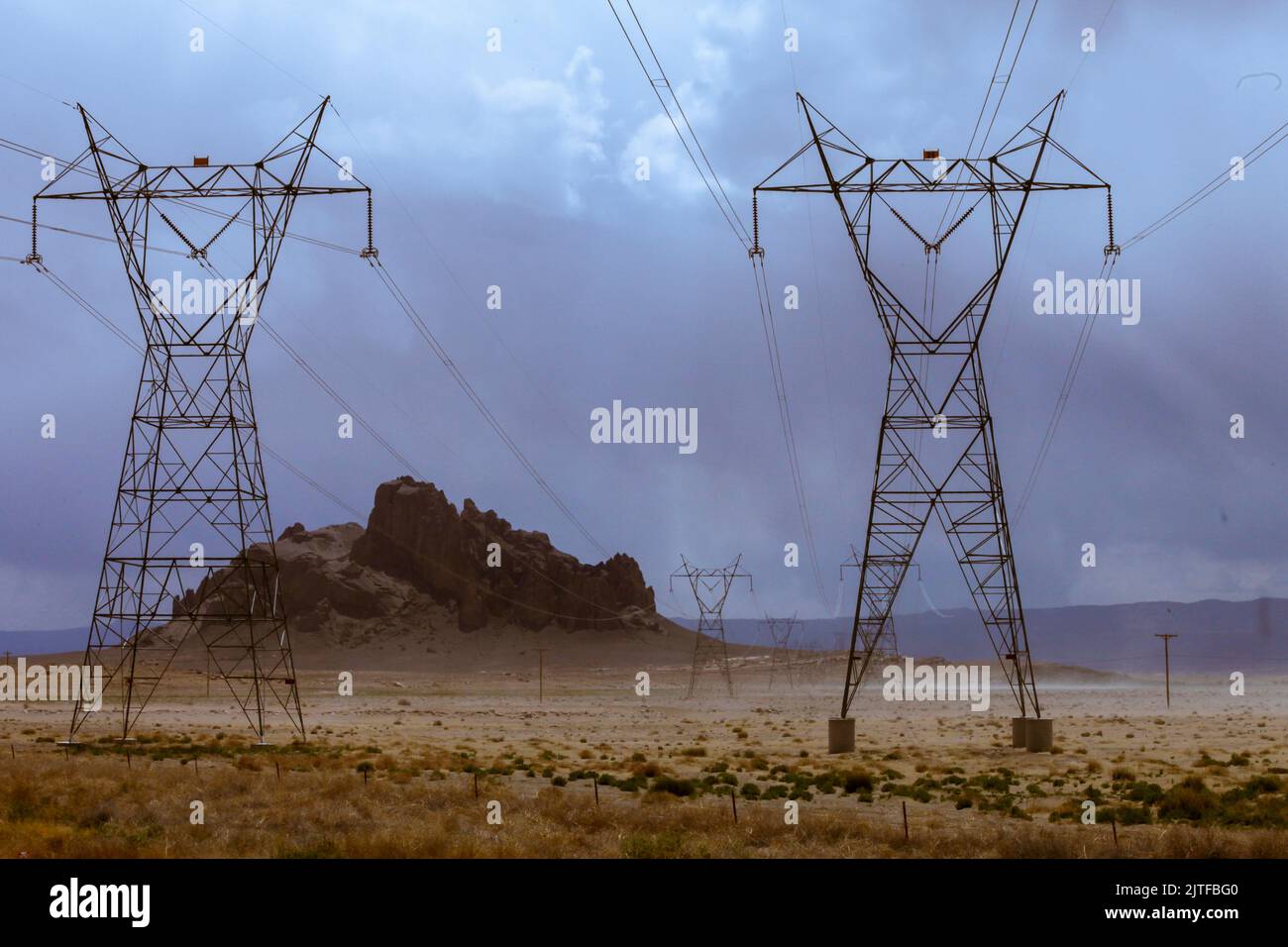 USA, New Mexico, Shiprock, Strommasten in der Wüste Stockfoto