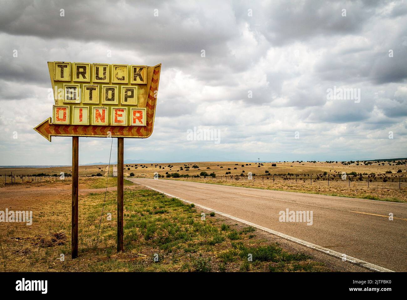 Unites States, New Mexico, Galisteo, Truck Stop Schild in der Wüste Stockfoto