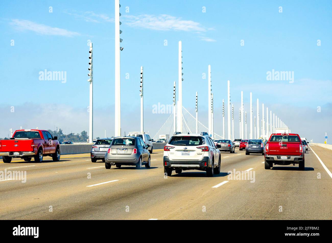 Fahren Sie über die San Francisco Oakland Bay Bridge auf dem Highway 90 in Kalifornien, USA, unter einem klaren, blauen Himmel. Stockfoto