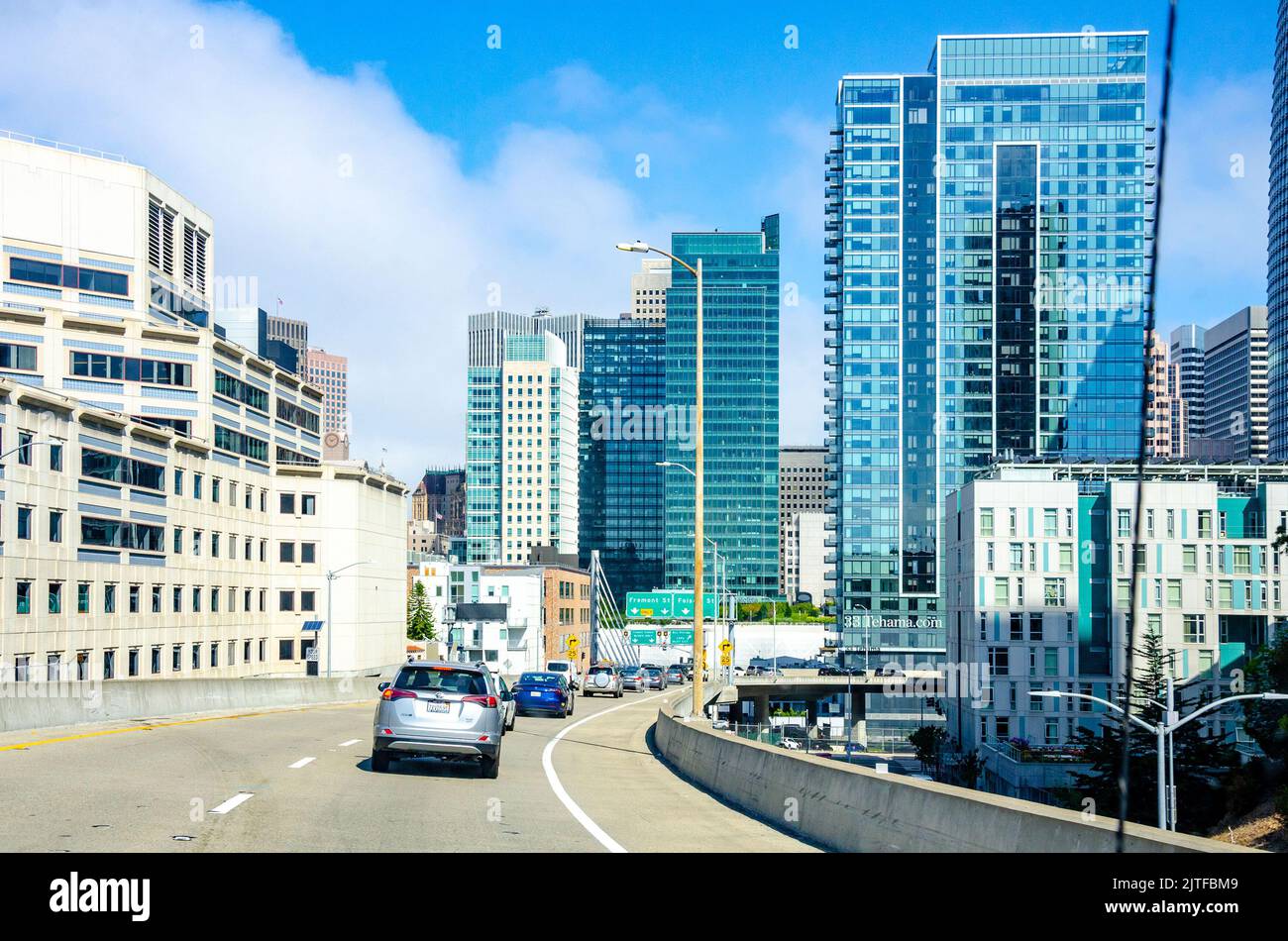 Die Ausfahrt vom Highway 90, die in das Zentrum von San Francisco führt, vorbei an hohen, modernen Glasturm-Blöcken. Stockfoto