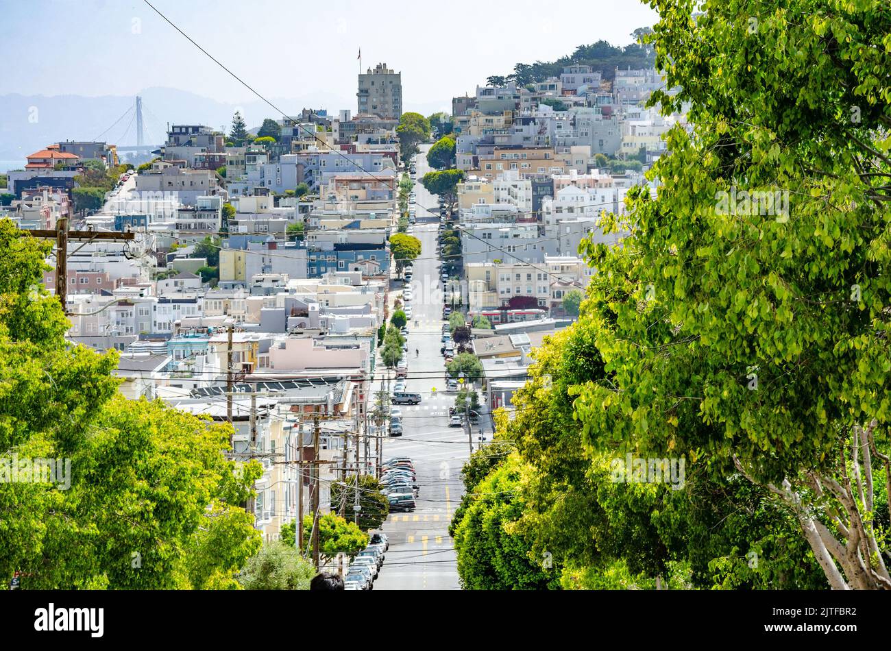 Ein Blick nach Osten auf die Lombard Street in San Francisco, Kalifornien, vom biegsamen Teil der Straße auf einen langen, geraden Abschnitt weiter unten. Stockfoto