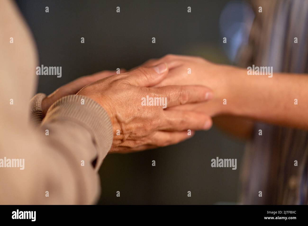 Nahaufnahme von Frauen, die die Hände halten Stockfoto