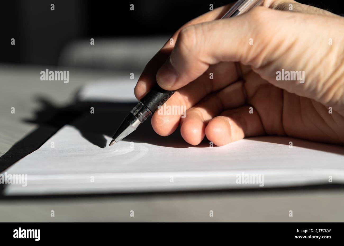 Kaukasische Handsilhouette im Begriff, wichtige Dokumente oder Verträge zu unterzeichnen Stockfoto