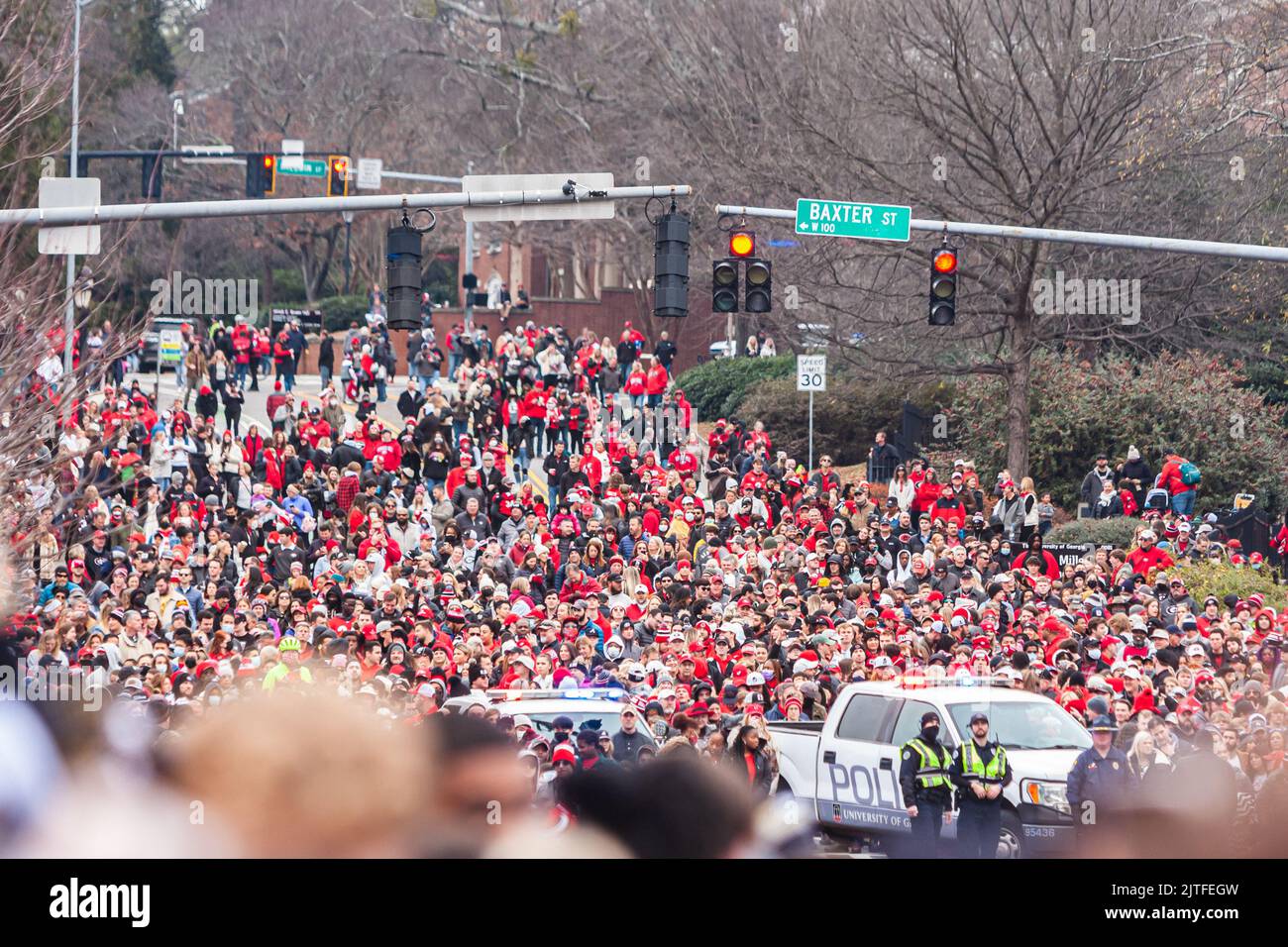 ATHEN, GA - 15. JANUAR 2022: Tausende UGA-Fußballfans versammeln sich in der Lumpkin Street zur Parade zur Nationalmeisterschaft in Georgien. Stockfoto