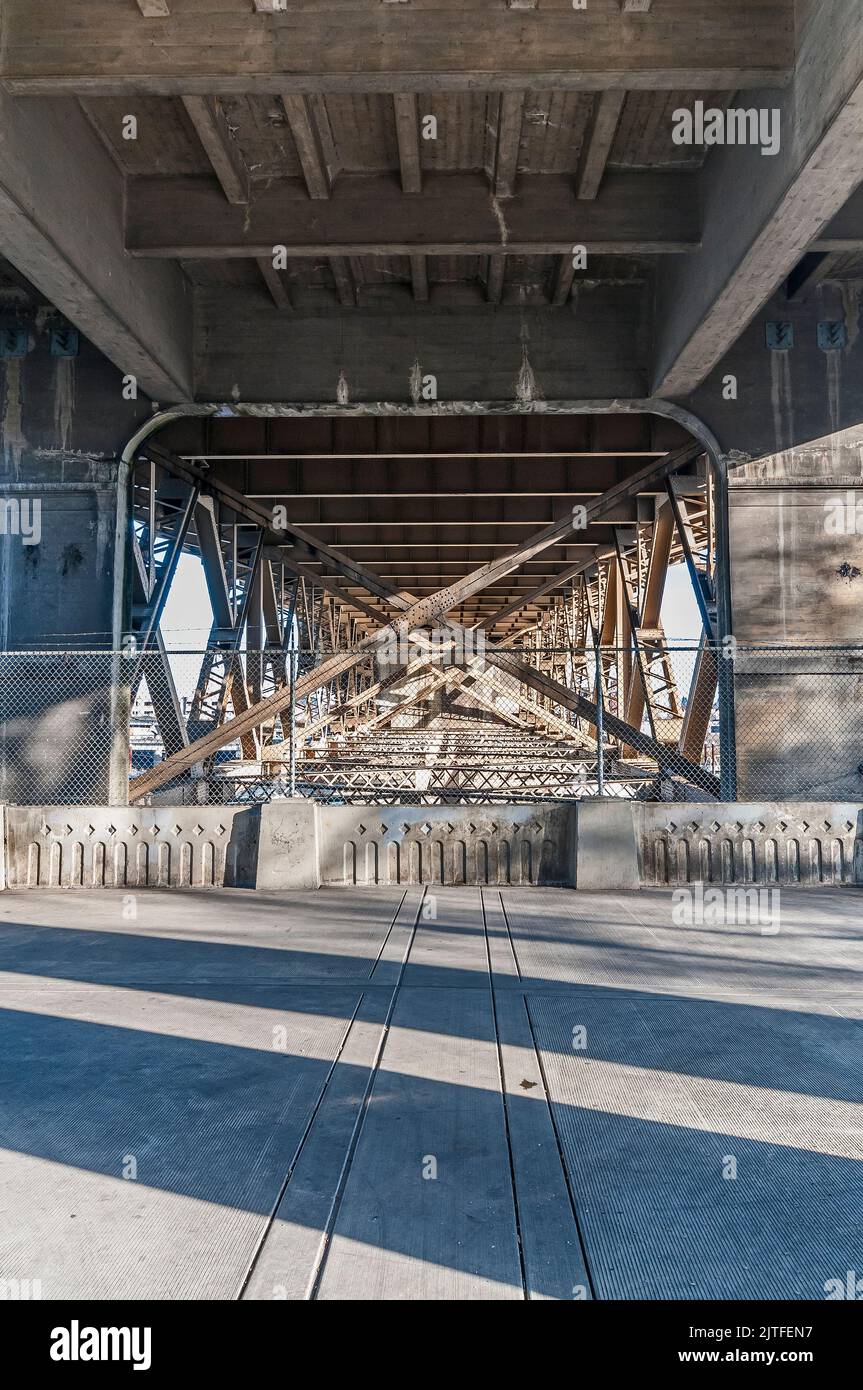 Eingezäuntes Gebiet unter der Burnside Bridge in der Nähe des Tom McCall Waterfront Park in der Nähe des Willamette River in Portland, Oregon. Stockfoto