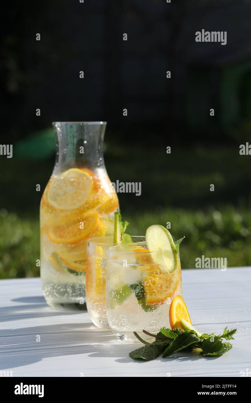 Kalte Zitruslimonade mit Eis, Zitrone, Minze, Limette und Orange Stockfoto