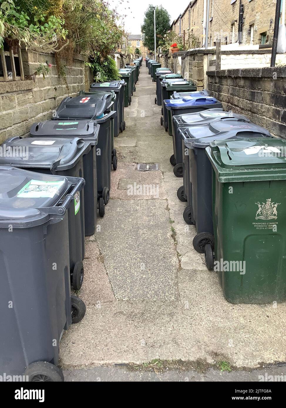 Mülltonnen in Saltaire, einem Weltkulturerbe in der Nähe von Bradford, Yorkshire. Stockfoto