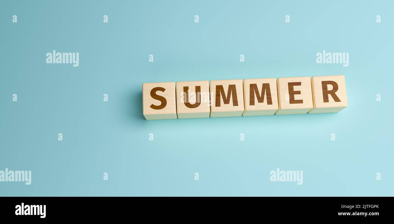 Das Wort Sommer aus Buchstaben auf Holzwürfeln gebaut. High-Angle-Ansicht mit Kopierbereich Stockfoto
