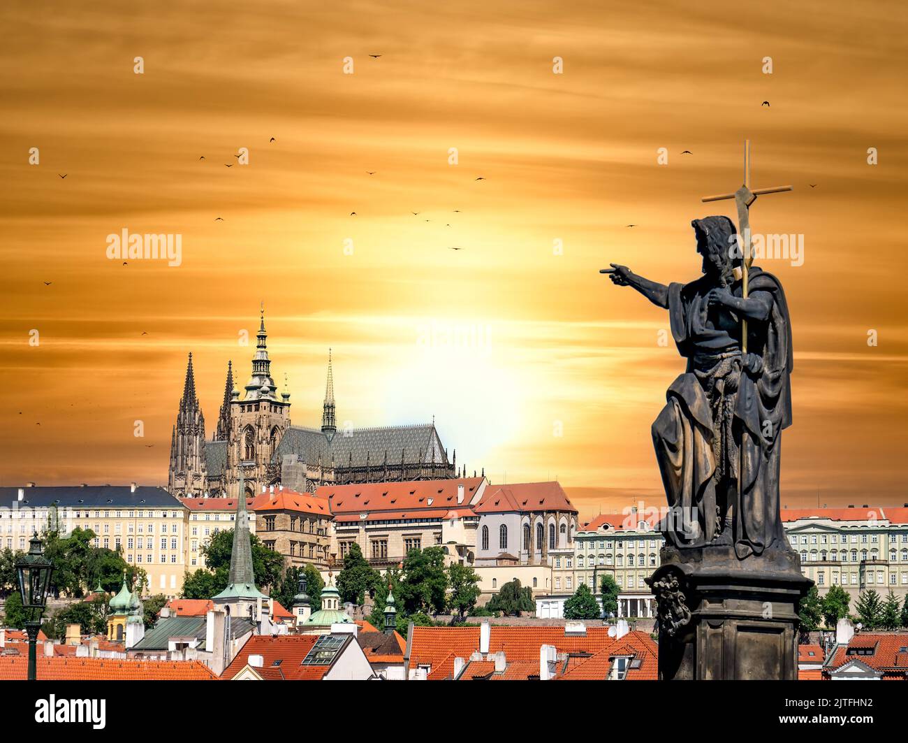 Statue eines heiligen auf der Karlsbrücke in Richtung Prager Burg in