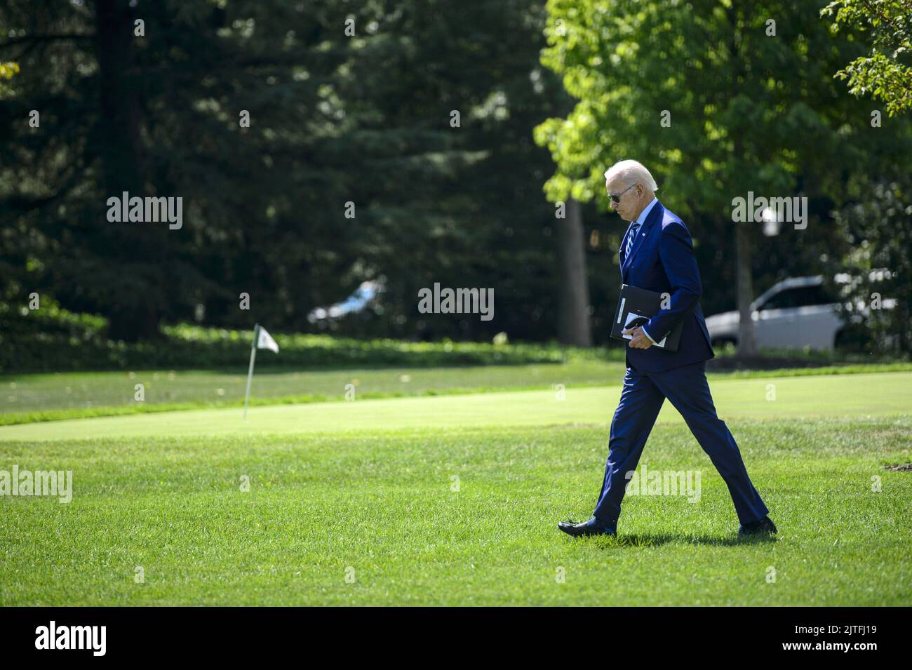 Washington, Usa. 30. August 2022. Präsident Joe Biden überquert den South Lawn des Weißen Hauses in Washington, DC auf seinem Weg nach Wilkes-Barre, Pennsylvania, um am Dienstag, dem 30. August 2022, Bemerkungen zu seinem sicheren amerikanischen Plan zu halten, der die Waffenkriminalität weiter reduzieren würde. Foto von Bonnie Cash/UPI Credit: UPI/Alamy Live News Stockfoto