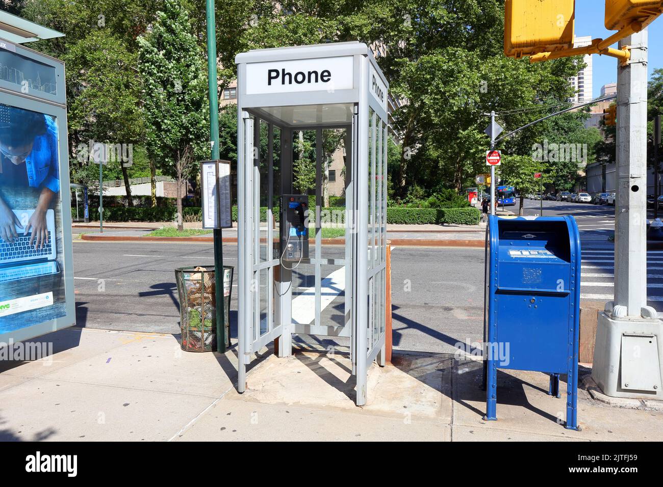 Eine geschlossene Telefonzelle, eine der wenigen verbleibenden, an der West End Ave in Manhattans Upper West Side, New York. Öffentliches Münztelefon Stockfoto