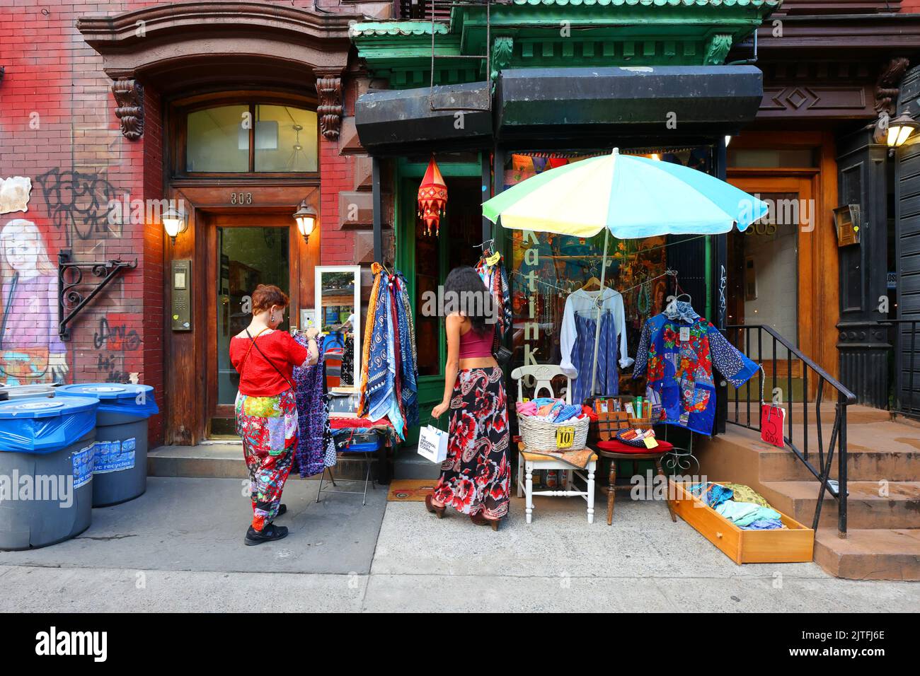 Katinka, 303 E 9. St, New York, NYC Foto von einem farbenfrohen indischen Bekleidungsgeschäft und Accessoires in Manhattans East Village-Viertel Stockfoto