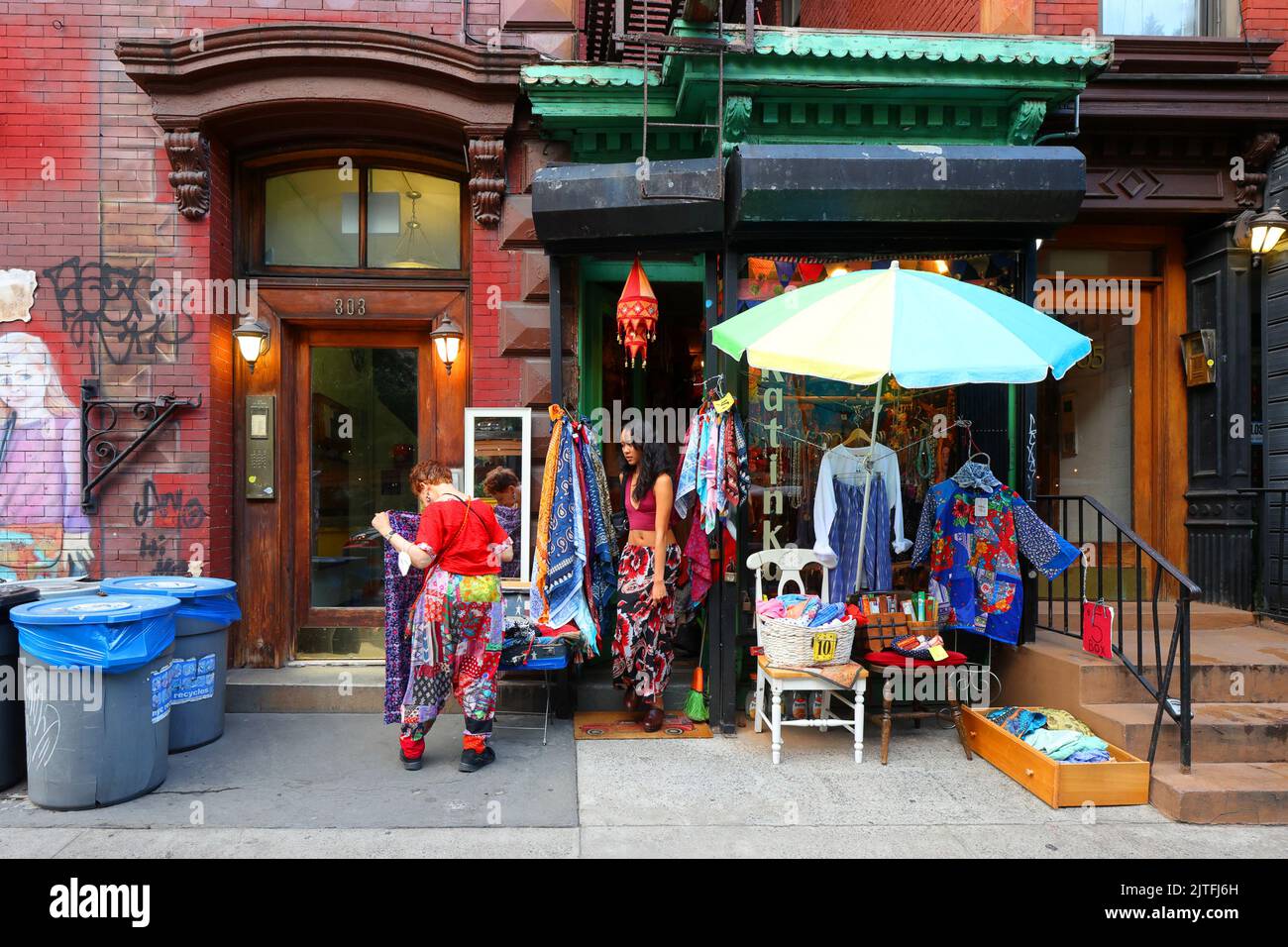 Katinka, 303 E 9. St, New York, NYC Foto von einem farbenfrohen indischen Bekleidungsgeschäft und Accessoires in Manhattans East Village-Viertel Stockfoto
